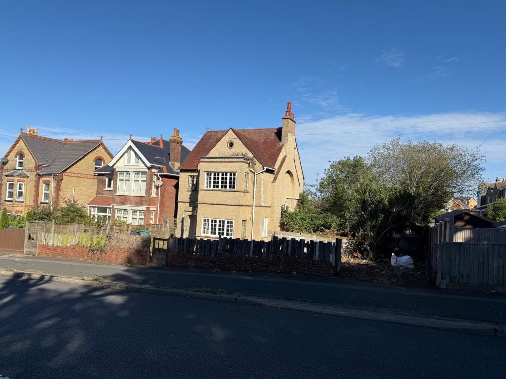 Lot: 113 - FOUR-BEDROOM DETACHED HOUSE ON PLOT OF 0.37 ACRES FOR IMPROVEMENT OR REDEVELOPMENT - Detached house with land to side